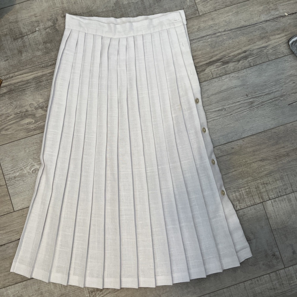 T R Bentley Women's Side Button White Pleated ‎ Skirt